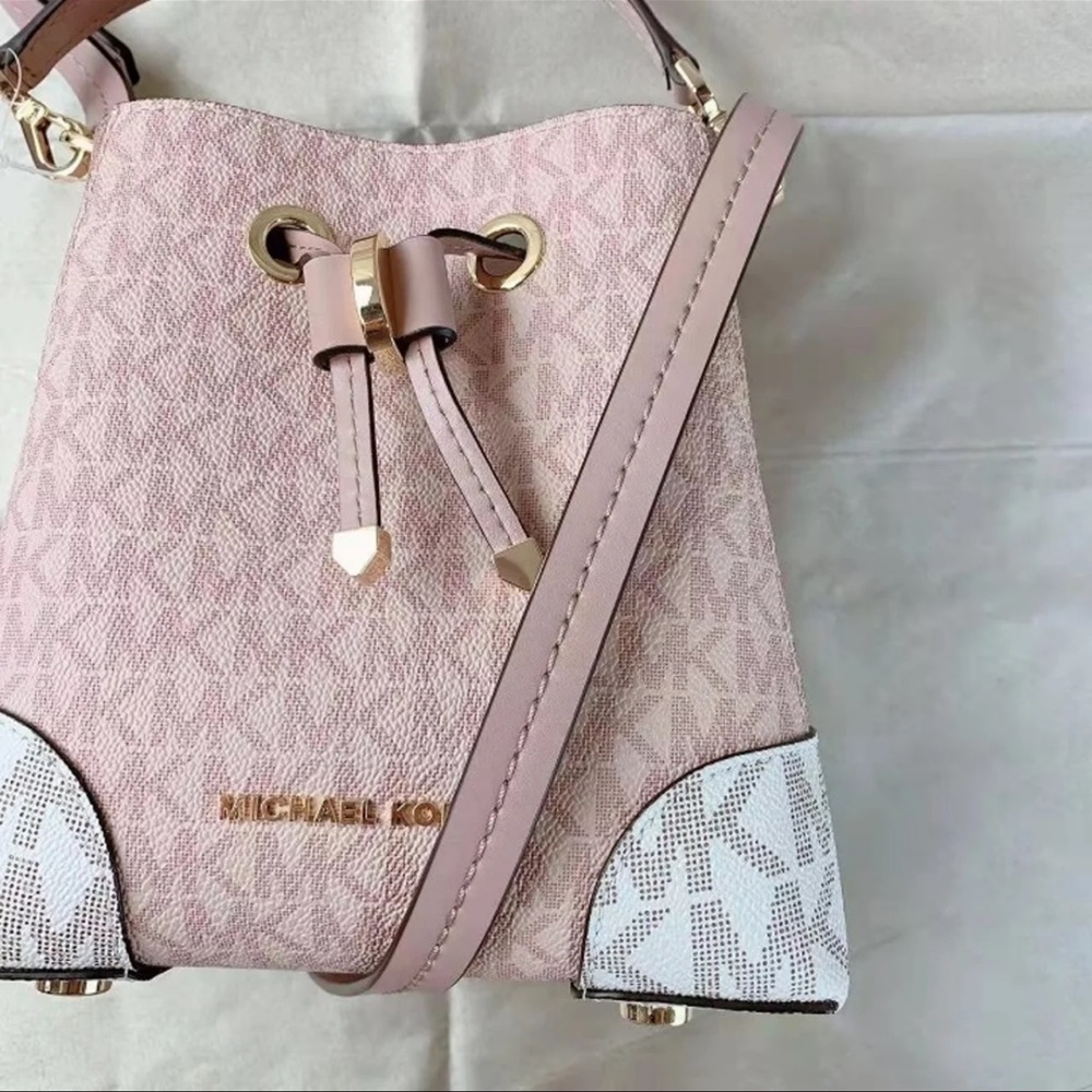 Michael Kors XS Mercer Gallery Bucket Cross Body Bag.  Beautiful and Brand New!